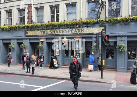 LONDON, Großbritannien - 23 April, 2012: die Menschen besuchen die Shakespeare Pub in London. Es ist ein typisches Londoner Pub. Es gibt mehr als 7.000 Pubs in London. Stockfoto