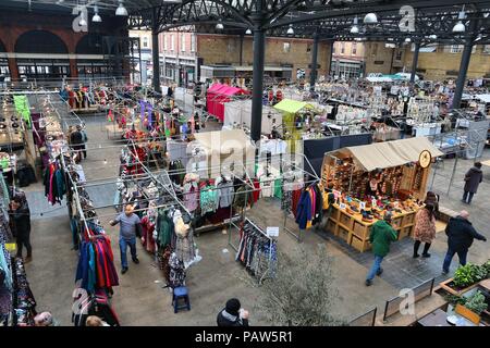 LONDON, UK - 22. April 2016: Menschen-Shop im Old Spitalfields Market in London. Ein Markt gibt es hier seit mindestens 350 Jahre. Stockfoto