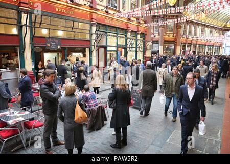 LONDON, Großbritannien - 22 April, 2016: die Menschen feiern Saint George's Tag in Leadenhall Market, London. Der heilige Georg ist der Schutzpatron von England. Stockfoto