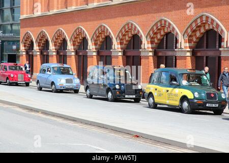 LONDON - 15. Mai: Taxifahrer warten für Kunden am 15. Mai 2012 in London. Ab 2012 gab es 24.000 lizenzierte Taxis in London. Stockfoto