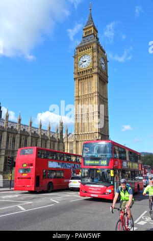 LONDON - 16. Mai: Leute fahren Busse neben Big Ben am 16. Mai 2012 in London. Mit mehr als 14 Millionen internationale Ankünfte im Jahr 2009, London ist die Stockfoto