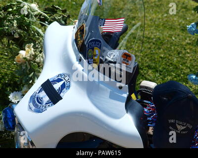 Dallas, USA, vom 24. Juli 2018. Sr, CPL Earl 'Jamie' Givens, ein 32-jähriger Veteran der Dallas Polizei starb in der Linie der Aufgabe während der Begleitung einer Beerdigung Prozession als Mitglied der Motorrad. Officer Givens wurde von einem SUV angeschlagen. Der Treiber wurde für angeblich unter dem Einfluss von Alkohol. Die Bestattung wird am kommenden Donnerstag an prestonwood Baptist Church, Plano. Credit: dallaspaparazzo/Alamy leben Nachrichten Stockfoto