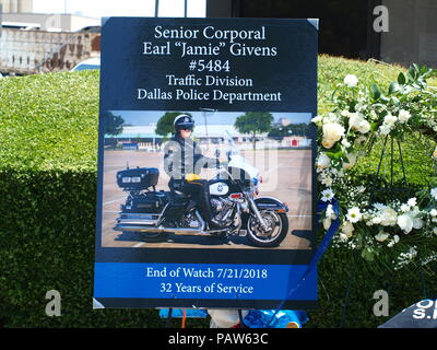 Dallas, USA, vom 24. Juli 2018. Sr, CPL Earl 'Jamie' Givens, ein 32-jähriger Veteran der Dallas Polizei starb in der Linie der Aufgabe während der Begleitung einer Beerdigung Prozession als Mitglied der Motorrad. Officer Givens wurde von einem SUV angeschlagen. Der Treiber wurde für angeblich unter dem Einfluss von Alkohol. Die Bestattung wird am kommenden Donnerstag an prestonwood Baptist Church, Plano. Credit: dallaspaparazzo/Alamy leben Nachrichten Stockfoto