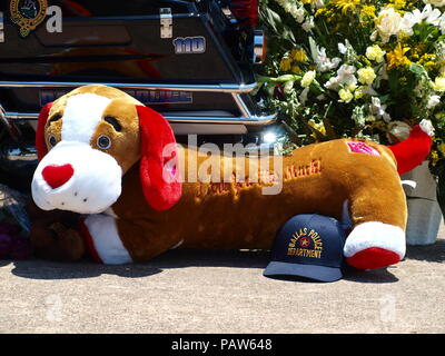 Dallas, USA, vom 24. Juli 2018. Sr, CPL Earl 'Jamie' Givens, ein 32-jähriger Veteran der Dallas Polizei starb in der Linie der Aufgabe während der Begleitung einer Beerdigung Prozession als Mitglied der Motorrad. Officer Givens wurde von einem SUV angeschlagen. Der Treiber wurde für angeblich unter dem Einfluss von Alkohol. Die Bestattung wird am kommenden Donnerstag an prestonwood Baptist Church, Plano. Credit: dallaspaparazzo/Alamy leben Nachrichten Stockfoto