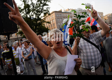 Krakau, Polen. 24. Juli, 2018. Eine ältere Frau gesehen, gestikuliert während der Demonstration. ein Protest anspruchsvollere Gerichte am Hauptplatz nach polnischen Senat stimmen eine weitere Runde der Wiedergutmachung zu den Rechnungen, die auf die Justiz, die Entlassung und Ernennung von Richtern, die von den Politikern noch einfacher. Credit: Omar Marques/SOPA Images/ZUMA Draht/Alamy leben Nachrichten Stockfoto