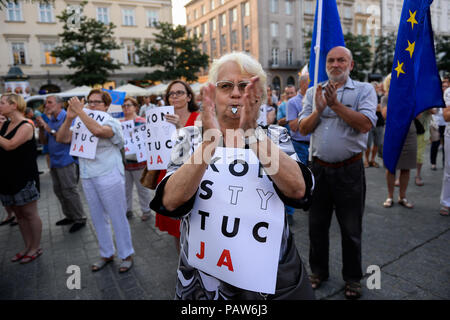 Krakau, Polen. 24. Juli, 2018. Eine Frau gesehen, die eine Aushang, Verfassung während der Demonstration. ein Protest anspruchsvollere Gerichte am Hauptplatz nach polnischen Senat stimmen eine weitere Runde der Wiedergutmachung zu den Rechnungen, die auf die Justiz, die Entlassung und Ernennung von Richtern, die von den Politikern noch einfacher. Credit: Omar Marques/SOPA Images/ZUMA Draht/Alamy leben Nachrichten Stockfoto