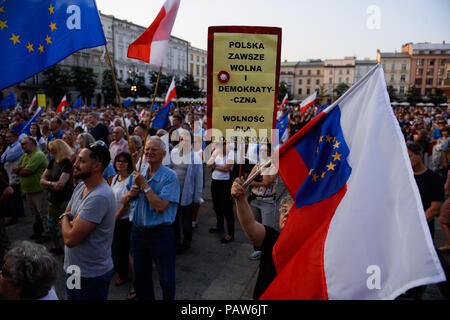 Krakau, Polen. 24. Juli, 2018. Leute gesehen die Teilnahme an der Kundgebung mit Fahnen und Plakaten. ein Protest anspruchsvollere Gerichte am Hauptplatz nach polnischen Senat stimmen eine weitere Runde der Wiedergutmachung zu den Rechnungen, die auf die Justiz, die Entlassung und Ernennung von Richtern, die von den Politikern noch einfacher. Credit: Omar Marques/SOPA Images/ZUMA Draht/Alamy leben Nachrichten Stockfoto