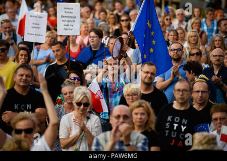 Krakau, Polen. 24. Juli, 2018. Menschen gesehen gestikuliert während der Demonstration. ein Protest anspruchsvollere Gerichte am Hauptplatz nach polnischen Senat stimmen eine weitere Runde der Wiedergutmachung zu den Rechnungen, die auf die Justiz, die Entlassung und Ernennung von Richtern, die von den Politikern noch einfacher. Credit: Omar Marques/SOPA Images/ZUMA Draht/Alamy leben Nachrichten Stockfoto