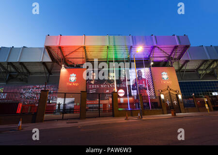 Liverpool, Großbritannien. 24. Juli 2018. Anfield die Heimat von Liverpool Football Club leuchtet in den Farben der LGBT wie die Stadt glänzt ein Licht auf die Vielfalt vor der Liverpool stolz Wochenende. Credit: Ken Biggs/Alamy Leben Nachrichten. Stockfoto