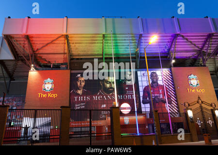 Liverpool, Großbritannien. 24. Juli 2018. Anfield die Heimat von Liverpool Football Club leuchtet in den Farben der LGBT wie die Stadt glänzt ein Licht auf die Vielfalt vor der Liverpool stolz Wochenende. Credit: Ken Biggs/Alamy Leben Nachrichten. Stockfoto