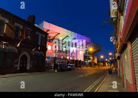 Liverpool, Großbritannien. 24. Juli 2018. Anfield die Heimat von Liverpool Football Club leuchtet in den Farben der LGBT wie die Stadt glänzt ein Licht auf die Vielfalt vor der Liverpool stolz Wochenende. Credit: Ken Biggs/Alamy Leben Nachrichten. Stockfoto