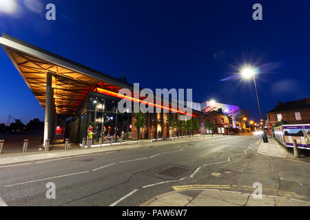 Liverpool, Großbritannien. 24. Juli 2018. Anfield die Heimat von Liverpool Football Club leuchtet in den Farben der LGBT wie die Stadt glänzt ein Licht auf die Vielfalt vor der Liverpool stolz Wochenende. Credit: Ken Biggs/Alamy Leben Nachrichten. Stockfoto