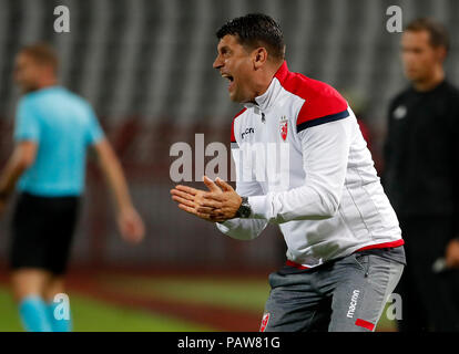 Belgrad. 24. Juli, 2018. Von Crvena Zvezda Haupttrainer Vladan Milojevic reagiert während der UEFA Champions League zweite Qualifikationsrunde Fußballspiel zwischen Crvena Zvezda und Suduva in Belgrad, Serbien am 24. Juli 2018. Crvena Zvezda gewann 3-0. Credit: Predrag Milosavljevic/Xinhua/Alamy leben Nachrichten Stockfoto