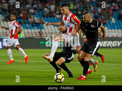 Belgrad. 24. Juli, 2018. Von Crvena Zvezda Nemanja Radonijc (2. R) Mias mit Suduva Andro Svrljuga (1. R) während der UEFA Champions League zweite Qualifikationsrunde Fußballspiel zwischen Crvena Zvezda und Suduva in Belgrad, Serbien am 24. Juli 2018. Crvena Zvezda gewann 3-0. Credit: Predrag Milosavljevic/Xinhua/Alamy leben Nachrichten Stockfoto