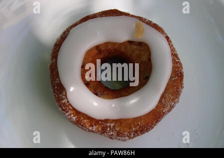 New York, USA. 19. Juli 2018. Die aktuelle cronut (heidelbeere Kokos) von konditor Dominique Ansel. Der Konditor erfand die "cronut' in 2013, eine Mischung aus Croissant, Donut, abd so ein Hype. Er schafft noch eine neue Sorte von cronut jeden Monat. Credit: Christina Horsten/dpa/Alamy leben Nachrichten Stockfoto