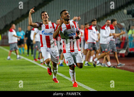 Belgrad. 24. Juli, 2018. Von Crvena Zvezda Filip Stojkovic (vorne links) und Lorenzo Ebecilio (vorn R) ein Ziel während der UEFA Champions League zweite Qualifikationsrunde Fußballspiel zwischen Crvena Zvezda und Suduva in Belgrad, Serbien am 24. Juli 2018 feiern. Crvena Zvezda gewann 3-0. Credit: Predrag Milosavljevic/Xinhua/Alamy leben Nachrichten Stockfoto