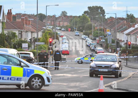 Filton Avenue, Bristol, UK. 25. Juli 2018. Bomb Squad in ein Haus zurück, gingen Sie am Montag und haben jetzt zum zweiten Mal nach einer Entdeckung auf dem Dachboden von mehr verdächtige Gegenstände zurückgegeben. Bewohner wurden am Montag evakuiert und jetzt wieder gefragt zu evakuieren, während Straße letzte Nacht geschlossen und ist noch heute Morgen geschlossen. Eine lokale Grundschule hat sich für die Bewohner, die durch die Stadt Bristol Rates festgelegt wurde spät in der Nacht auf Dienstag um 11:00 Uhr zwar nicht bekannt, ob jede Einrichtung, die es gibt. Credit: Robert Timoney/Alamy leben Nachrichten Stockfoto