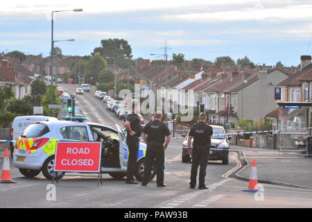 Filton Avenue, Bristol, UK. 25. Juli 2018. Bomb Squad in ein Haus zurück, gingen Sie am Montag und haben jetzt zum zweiten Mal nach einer Entdeckung auf dem Dachboden von mehr verdächtige Gegenstände zurückgegeben. Bewohner wurden am Montag evakuiert und jetzt wieder gefragt zu evakuieren, während Straße letzte Nacht geschlossen und ist noch heute Morgen geschlossen. Eine lokale Grundschule hat sich für die Bewohner, die durch die Stadt Bristol Rates festgelegt wurde spät in der Nacht auf Dienstag um 11:00 Uhr zwar nicht bekannt, ob ein Körper ist. Noch laufende 3. Nacht. Polizei Credit: Robert Timoney/Alamy leben Nachrichten Stockfoto