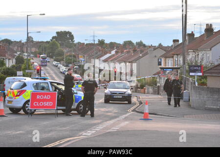 Filton Avenue, Bristol, UK. 25. Juli 2018. Bomb Squad in ein Haus zurück, gingen Sie am Montag und haben jetzt zum zweiten Mal nach einer Entdeckung auf dem Dachboden von mehr verdächtige Gegenstände zurückgegeben. Bewohner wurden am Montag evakuiert und jetzt wieder gefragt zu evakuieren, während Straße letzte Nacht geschlossen und ist noch heute Morgen geschlossen. Eine lokale Grundschule hat sich für die Bewohner, die durch die Stadt Bristol Rates festgelegt wurde spät in der Nacht auf Dienstag um 11:00 Uhr zwar nicht bekannt, ob jede Einrichtung, die es gibt. Credit: Robert Timoney/Alamy leben Nachrichten Stockfoto