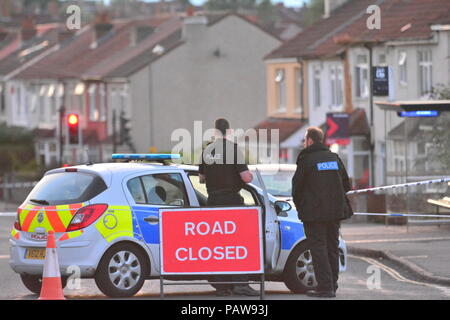 Filton Avenue, Bristol, UK. 25. Juli 2018. Bomb Squad in ein Haus zurück, gingen Sie am Montag und haben jetzt zum zweiten Mal nach einer Entdeckung auf dem Dachboden von mehr verdächtige Gegenstände zurückgegeben. Bewohner wurden am Montag evakuiert und jetzt wieder gefragt zu evakuieren, während Straße letzte Nacht geschlossen und ist noch heute Morgen geschlossen. Eine lokale Grundschule hat sich für die Bewohner, die durch die Stadt Bristol Rates festgelegt wurde spät in der Nacht auf Dienstag um 11:00 Uhr zwar nicht bekannt, ob jede Einrichtung, die es gibt. Credit: Robert Timoney/Alamy leben Nachrichten Stockfoto