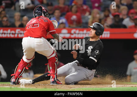 Anaheim, Kalifornien, USA. Juli 24, 2018: Chicago White Sox rechter Feldspieler Avisail Garcia (26) Wird bei einem Spiel an der Platte durch Los Angeles Angels catcher Martin Maldonado (12) im Spiel zwischen den Chicago White Sox und Los Angeles Engel von Anaheim Angel Stadium in Anaheim, CA, Fotograf Schlagwörter: Peter Joneleit Credit: Cal Sport Media/Alamy leben Nachrichten Stockfoto