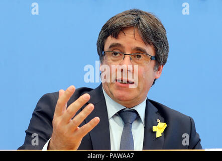 Deutschland, Berlin. 25. Juli, 2018. Carles Puigdemont, ehemaliger Premierminister von Katalonien, beantwortet Fragen von Journalisten zu den aktuellen rechtlichen und politischen Situation auf einer Pressekonferenz. Quelle: Wolfgang Kumm/dpa/Alamy leben Nachrichten Stockfoto