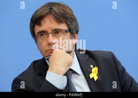 Deutschland, Berlin. 25. Juli, 2018. Carles Puigdemont, ehemaliger Premierminister von Katalonien, beantwortet Fragen von Journalisten zu den aktuellen rechtlichen und politischen Situation auf einer Pressekonferenz. Quelle: Wolfgang Kumm/dpa/Alamy leben Nachrichten Stockfoto