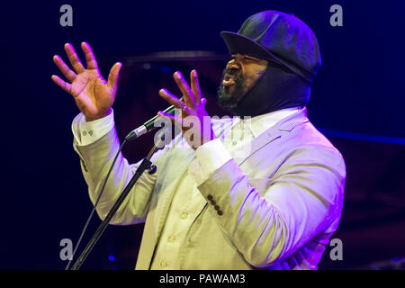 Cartagena, Spanien. 24. Juli, 2018. American Jazz Sängerin, Gregory Porter, während seine Leistung bei La Mar De Musicas Festival. © ABEL F. ROS/Alamy leben Nachrichten Stockfoto