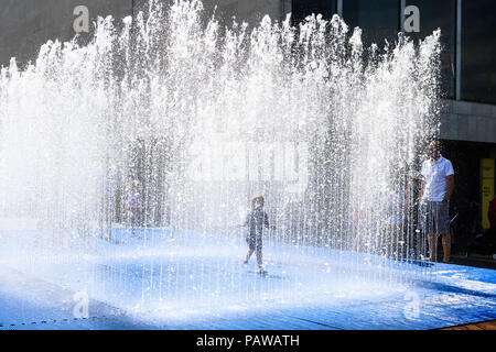 London. UK. 25. Juli 2018. Menschen Abkühlen am Erscheinen Zimmer interaktiv die Jeppe Hein's Brunnen in South Bank Centre aus dem heißen Wetter und die anhaltende Hitzewelle Credit: Amer ghazzal/Alamy leben Nachrichten Stockfoto