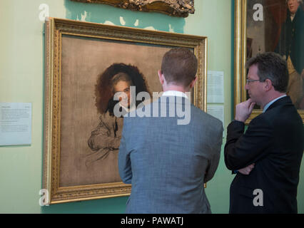 National Portrait Gallery, London, Großbritannien. 25. Juli, 2018. Jeremy Wright, Kultur Sekretär (rechts) und Dr. Nicholas Cullinan, Director, National Portrait Gallery (Links) anzeigen Sir Thomas Lawrence das berühmte Porträt von William Wilberforce, der Rumpf, der Ort seiner Geburt reisen, zum ersten Mal als Teil der 'nach Hause kommen'. Lawrence die unvollendete Porträt von Wilberforce, war eines der ersten Werke von der National Portrait Gallery erworben, wenn es 1856 gegründet wurde. Die Arbeiten werden sich auf die Anzeige in der ferens Art Gallery in Hull gehen in 2019. Credit: Malcolm Park/Alamy Leben Nachrichten. Stockfoto