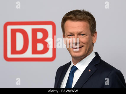 Deutschland, Berlin. 25. Juli, 2018. Richard Lutz, CEO der Deutschen Bahn AG, an der die Hälfte gesehen werden - drücken Sie die Taste Konferenz. Credit: Soeren Stache/dpa/Alamy leben Nachrichten Stockfoto