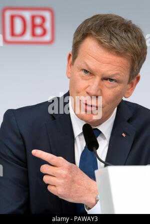 Deutschland, Berlin. 25. Juli, 2018. Richard Lutz, CEO der Deutsche Bahn AG, spricht während des halben Jahres Pressekonferenz. Credit: Soeren Stache/dpa/Alamy leben Nachrichten Stockfoto