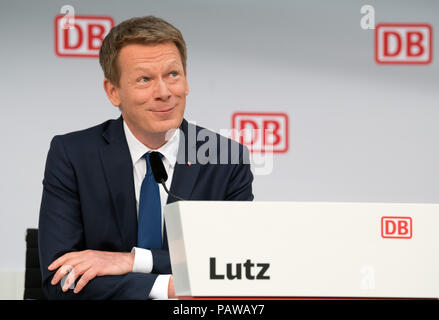 Deutschland, Berlin. 25. Juli, 2018. Richard Lutz, CEO der Deutsche Bahn AG, lächelt während des halben Jahres Pressekonferenz. Credit: Soeren Stache/dpa/Alamy leben Nachrichten Stockfoto