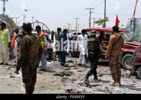 Quetta, Pakistan. 25. Juli, 2018. Sicherheit Beamten prüfen Sie die sprenganlage im Südwesten von Pakistan Quetta, Pakistan, am 25. Juli 2018. Mindestens 29 Menschen, darunter drei Polizisten getötet und über 40 anderen in einem Selbstmordanschlag in der Nähe eines Wahllokals in Quetta, Pakistan verletzt Stadt Pakistans Südwesten Belutschistan Provinz am Mittwoch, nach einem Krankenhaus Offizielle. Credit: Stringer/Xinhua/Alamy leben Nachrichten Stockfoto