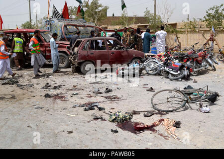 Quetta, Pakistan. 25. Juli, 2018. Sicherheit Beamten prüfen Sie die sprenganlage im Südwesten von Pakistan Quetta, Pakistan, am 25. Juli 2018. Mindestens 29 Menschen, darunter drei Polizisten getötet und über 40 anderen in einem Selbstmordanschlag in der Nähe eines Wahllokals in Quetta, Pakistan verletzt Stadt Pakistans Südwesten Belutschistan Provinz am Mittwoch, nach einem Krankenhaus Offizielle. Credit: Stringer/Xinhua/Alamy leben Nachrichten Stockfoto