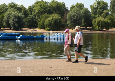 Hyde Park. London. UK vom 25. Juli 2018 - Touristen im Hyde Park an einem sehr heißen und schwülen Tag in der Hauptstadt. Nach dem Met Office die Temperatur in London und Südosten ist wahrscheinlich 35 Grad Celsius am Donnerstag zu erreichen. Credit: Dinendra Haria/Alamy leben Nachrichten Stockfoto