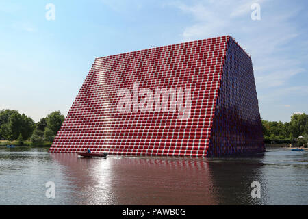 Hyde Park. London. UK vom 25. Juni 2018 - Die Sonne scheint auf die London Mastaba, eine 20 Meter hohe Skulptur aus 7,506 Bemalte Fässer von Christo schwimmend auf dem Serpentine Lake, Hyde Park, London mit einem Spiegelbild im Wasser. Nach dem Met Office die Temperatur in London und Südosten ist wahrscheinlich 35 Grad Celsius am Donnerstag zu erreichen. Credit: Dinendra Haria/Alamy leben Nachrichten Stockfoto