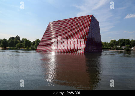 Hyde Park. London. UK vom 25. Juni 2018 - Die Sonne scheint auf die London Mastaba, eine 20 Meter hohe Skulptur aus 7,506 Bemalte Fässer von Christo schwimmend auf dem Serpentine Lake, Hyde Park, London mit einem Spiegelbild im Wasser. Nach dem Met Office die Temperatur in London und Südosten ist wahrscheinlich 35 Grad Celsius am Donnerstag zu erreichen. Credit: Dinendra Haria/Alamy leben Nachrichten Stockfoto