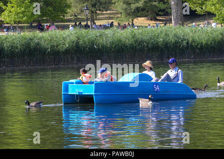 Hyde Park. London. UK vom 25. Juli 2018 - Touristen in paddeln Boot in den See zum Bootfahren auf dem Serpentine im Hyde Park an einem sehr heißen und schwülen Tag in der Hauptstadt. Nach dem Met Office die Temperatur in London und Südosten ist wahrscheinlich 35 Grad Celsius am Donnerstag zu erreichen. Credit: Dinendra Haria/Alamy leben Nachrichten Stockfoto