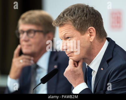 Deutschland, Berlin. 25. Juli, 2018. Richard Lutz (R), der Vorstandsvorsitzende der Deutschen Bahn AG, sitzt neben Ronald Pofalla, Leiter Infrastruktur Officer der Deutschen Bahn AG, während des halben Jahres Pressekonferenz. Credit: Soeren Stache/dpa/Alamy leben Nachrichten Stockfoto