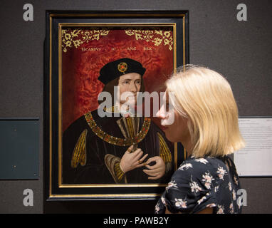 National Portrait Gallery, London, Großbritannien. 25. Juli, 2018. Ein Mitglied der Galerie Ansichten des Personals 16. Jahrhundert Porträt der Galerie von Richard III., verliehen während der 'Coming Home' in das Neue Museum und Kunstgalerie in Leicester, der Stadt, in der der König begraben wurde entfernt werden. Credit: Malcolm Park/Alamy leben Nachrichten Stockfoto