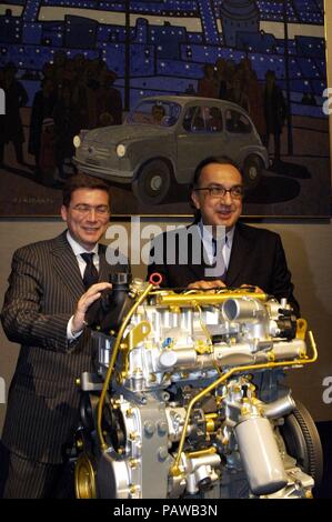 Internationale PRESSEKONFERENZ FÜR DIE PRÄSENTATION DES NEUEN DUCATO FIAT AUF DEM FOTO Sergio MARCHIONNE UND LORENZO SESTINI VOR DER MOTOR DES NEUEN DUCATO (Giulio Lapone/Mediamind, TURIN - 2006-05-22) ps das Foto verwendet werden können, wobei der Kontext, in dem', und ohne beleidigende Absicht der Anstand des Volkes vertreten (Giulio Lapone/Mediamind, Foto Repertorio - 2018-07-25) ps das Foto ist 'Verwendbar in Bezug auf den Kontext, in dem es aufgenommen wurde, und ohne beleidigende Absicht der Anstand des Volkes vertreten Stockfoto