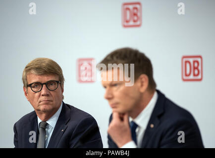 Deutschland, Berlin. 25. Juli, 2018. Richard Lutz (R), der Vorstandsvorsitzende der Deutschen Bahn AG, sitzt neben Ronald Pofalla, Leiter Infrastruktur Officer der Deutschen Bahn AG, während des halben Jahres Pressekonferenz. Credit: Soeren Stache/dpa/Alamy leben Nachrichten Stockfoto