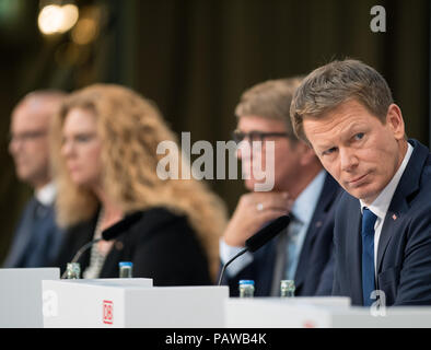 Deutschland, Berlin. 25. Juli, 2018. Richard Lutz (R-L), der Vorstandsvorsitzende der Deutschen Bahn AG, sitzt während des halben Jahres Pressekonferenz neben Ronald Pofalla, Leiter der Infrastrukturabteilung, Sabina Jeschke, Direktor der Digitalisierung und Technologie, und Martin Seiler, Leiter Personal und Recht bei der Deutschen Bahn. Credit: Soeren Stache/dpa/Alamy leben Nachrichten Stockfoto