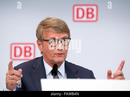 Deutschland, Berlin. 25. Juli, 2018. Ronald Pofalla, Leiter Infrastruktur Officer der Deutschen Bahn AG, spricht während der Hälfte des Unternehmens-Pressekonferenz. Credit: Soeren Stache/dpa/Alamy leben Nachrichten Stockfoto