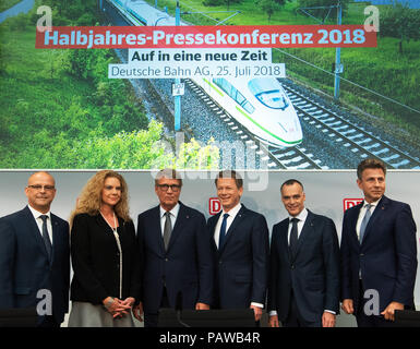 Deutschland, Berlin. 25. Juli, 2018. Richard Lutz (C), der Vorstandsvorsitzende der Deutschen Bahn AG, steht neben (L-R) Martin Seiler, Leiter Personal- und Rechtsangelegenheiten, Sabina Jeschke, Direktor der Digitalisierung und Technologie, Ronald Pofalla, Leiter Infrastruktur, Berthold Huber, Direktor des Personenverkehrs, und Alexander Doll, Direktor des Güterverkehrs und der Logistik, unter der Überschrift "eine neue Ära". Credit: Soeren Stache/dpa/Alamy leben Nachrichten Stockfoto