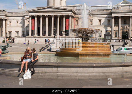 Trafalgar Square, London, UK. 25. Juli, 20-18. Nach einer heißen Nacht, London wacht auf und mehr heißen und feuchten Wetter mit sehr hohen Temperaturen für Donnerstag und außerhalb der erste Regen in 6 Wochen am Freitag prognostiziert. Credit: Malcolm Park/Alamy Leben Nachrichten. Stockfoto