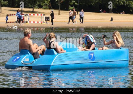 Hyde Park. London. UK vom 25. Juni 2018 - Touristen in einem Boot paddeln im Hyde Park See an einem sehr heißen und schwülen Tag in der Hauptstadt. Nach dem Met Office die Temperatur in London und Südosten ist wahrscheinlich 35 Grad Celsius am Donnerstag zu erreichen. Credit: Dinendra Haria/Alamy leben Nachrichten Stockfoto