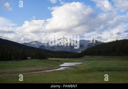 Banff, Kanada. 25. Juli, 2018. Foto am Juli 21, 2018 zeigt die allgemeine Ansicht der Cascade Mountain im Banff National Park, Kanada Rocky Mountains in Kanada. In British Columbia und Alberta, kanadische Rockies entfernt sind die Kanadischen Teile der Rocky Mountains, Banff National Park, Jasper National Park, Yoho National Park und Kootenay National Park, der zieht jedes Jahr Hunderttausende Besucher rund um die Welt. Credit: Zou Zheng) (Hy/Xinhua/Alamy leben Nachrichten Stockfoto