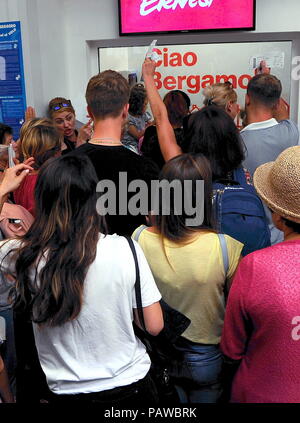 Orio al Serio, Italien. 25. Juli, 2018. Flughafen Orio al Serio, Streik der Ryanair Unternehmen, Unbehagen der Passagiere und Flugzeuge auf der Strecke (Maurizio Maule, Mailand - 2018-07-25) ps das Foto verwendet werden können, wobei der Kontext, in dem es aufgenommen wurde, und ohne beleidigende Absicht, den Anstand der Menschen Credit: Unabhängige Fotoagentur Srl/Alamy Leben Nachrichten vertreten Stockfoto